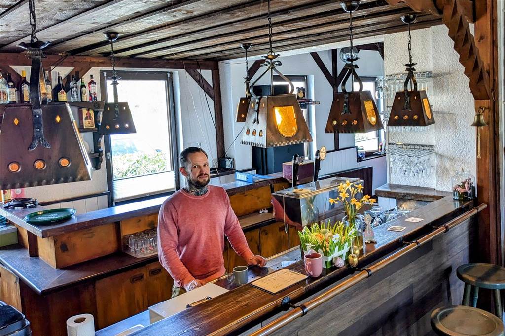 Traditionsgaststätte in idyllischer Lage wird neu eröffnet Theke der Reiterranch.