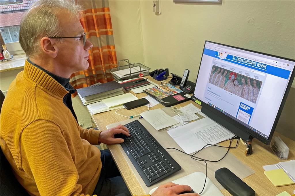 Der neue Pastoralreferent an seinem Arbeitsplatz im Büro am Roggenmarkt.