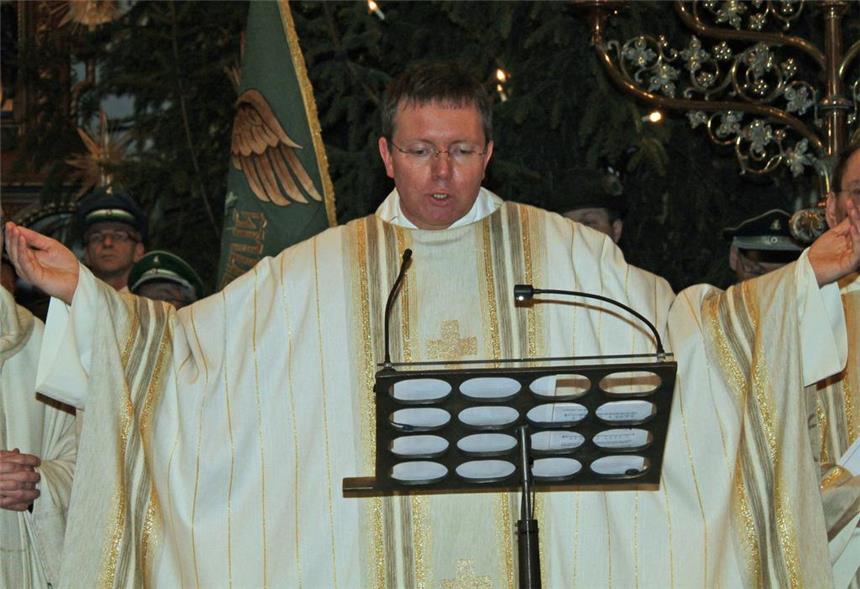 Pfarrer Claus Themann feierlich ins Amt eingeführt Der neue Pfarrer Claus Themann bat um Gottes Segen für seine Arbeit in Selm.