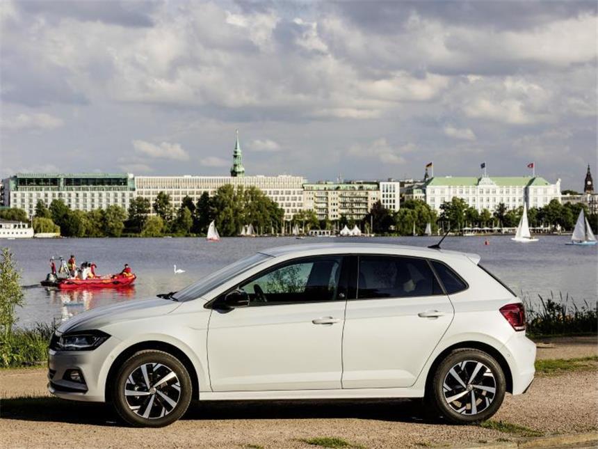 VW Polo im Test: Mini-Golf für Fortgeschrittene Der neue Polo ist in Radstand und Länge je zehn Zentimeter größer geworden. Der "Kleine" streckt sich nun auf 4,05 Meter. Foto: VW/dpa