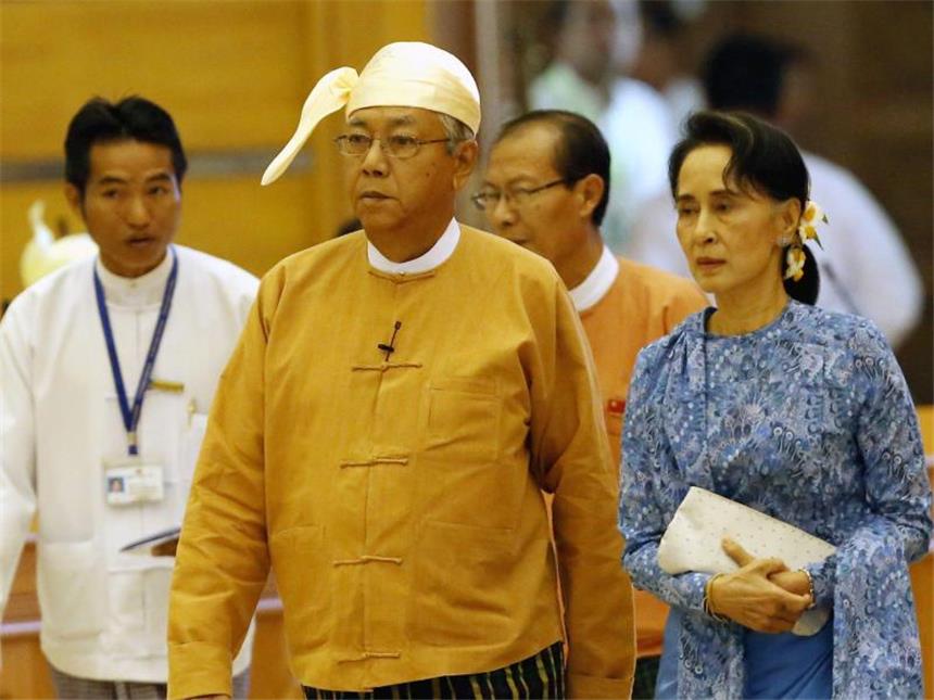 Ende der Militärmacht: Präsident in Myanmar vereidigt Der neue Präsident Htin Kyaw an der Seite von «Superministerin» Aung San Suu Kyi. Foto: Hein Htet