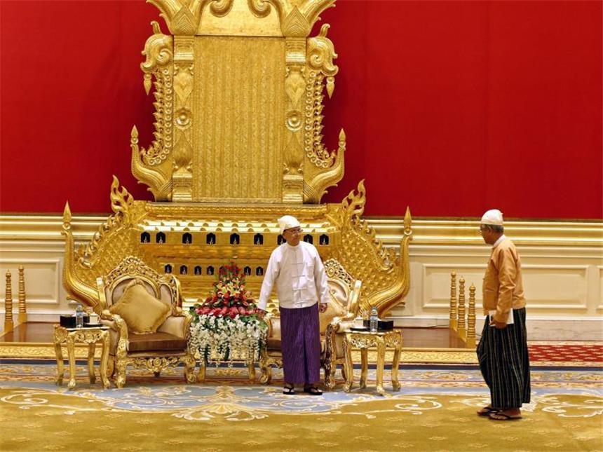 Ende der Militärmacht: Präsident in Myanmar vereidigt Der neue Präsident Myanmars, Htin Kyaw (r) wird vom ehemaligen Präsidenten, Thein Sein, im Palast in Naypyitaw gebeten, Platz zu nehmen. Kyaw ist der erste zvilie Präsident Myanmars in über 50 Jahren. Foto: Nyein Chan Naing
