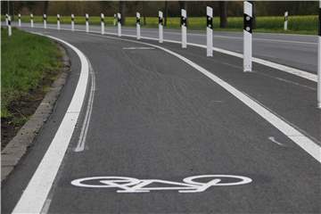 Der neue Radweg auf einem Teilstück an der Westicker Straße ist fertig. Der breite Radfahrstreifen ist durch neue Leitpfosten abgeschirmt.