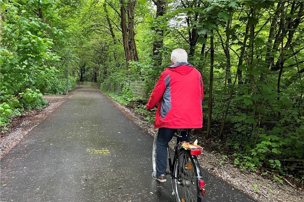 Neuer Radweg zwischen Neuasseln und Wambel ersetzt alte B1-Trasse Der neue Radweg führt landschaftlich reizvoll durch einen Wald südlich des Hausptfriedhofs entlang