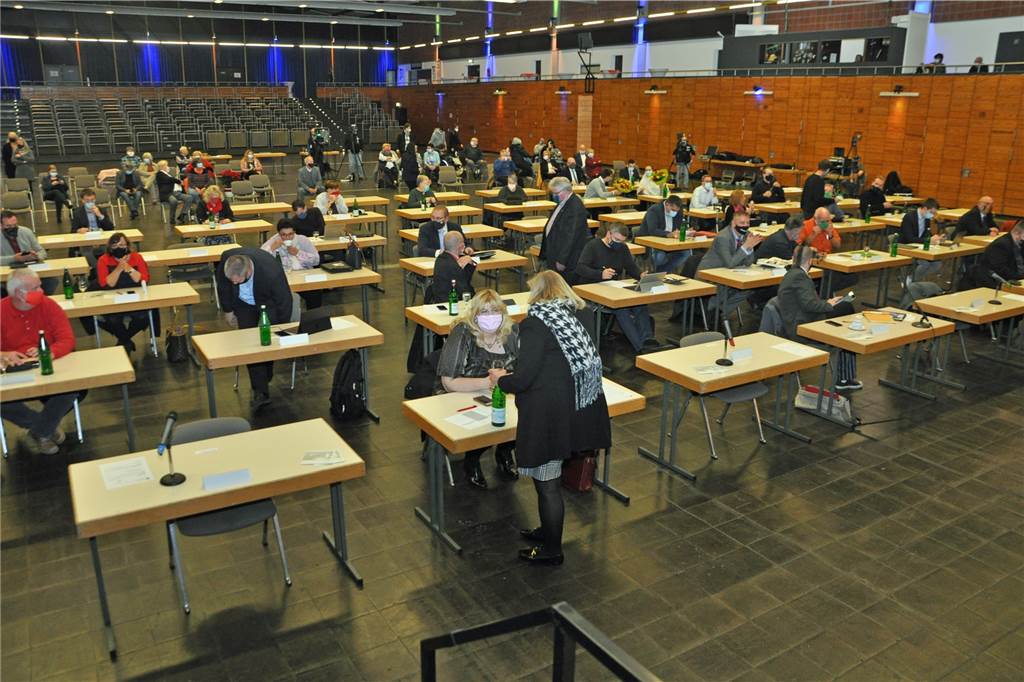 Warme Worte und viele Blumen bei der ersten Sitzung des neuen Rates Der neue Rat musste wegen der Corona-Pandemie in die Europahalle ausweichen, um die konstituierende Sitzung nach der Kommunalwahl zu absolvieren.