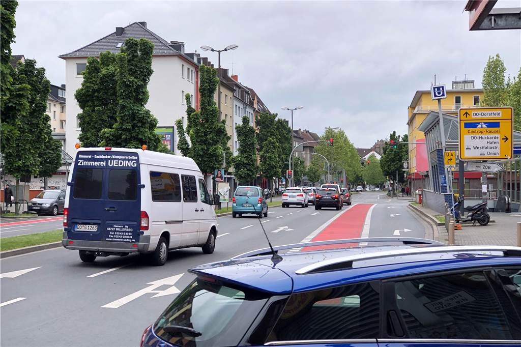 Immer mehr rote Radwege in Dortmund: Was sie für Autofahrer bedeuten Der neue rote Radweg auf der Rheinischen Straße: Auch wenn die Spuren klar abgegrenzt sind, müssen Auto- und Radfahrer gut aufpassen, denn der Verkehr rollt nicht nur geradeaus.