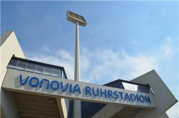 Der neue Schriftzug hängt seit Freitag am "Vonovia Ruhrstadion" in Bochum.