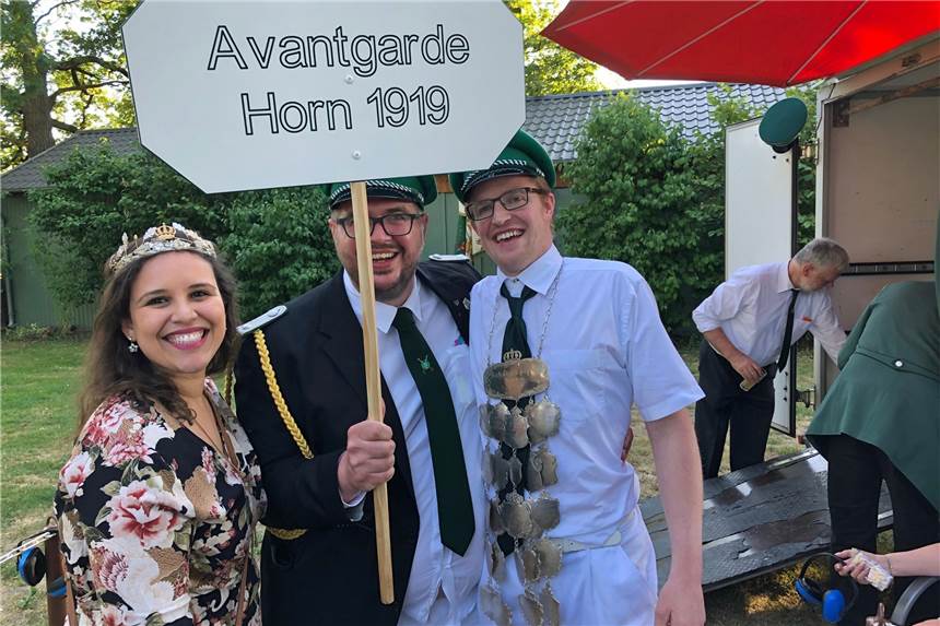 Der neue Schützenkönig im Jubiläumsjahr in Horn heißt Tobias Großerichter (r., hier mit einem Schützenbruder der Avantgarde). Er nahm Lebensgefährtin Tayana Carvalho aus Brasilien zur Mitregentin.