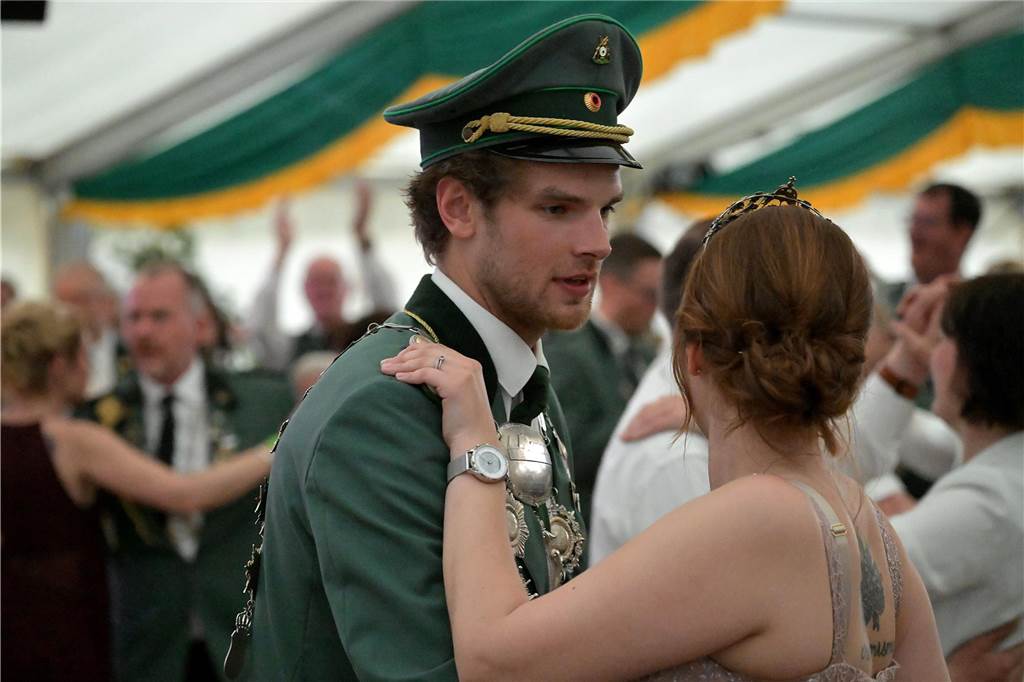 Der neue Schützenkönig Pascal Brinkkötter tanzt mit seiner Frau. 