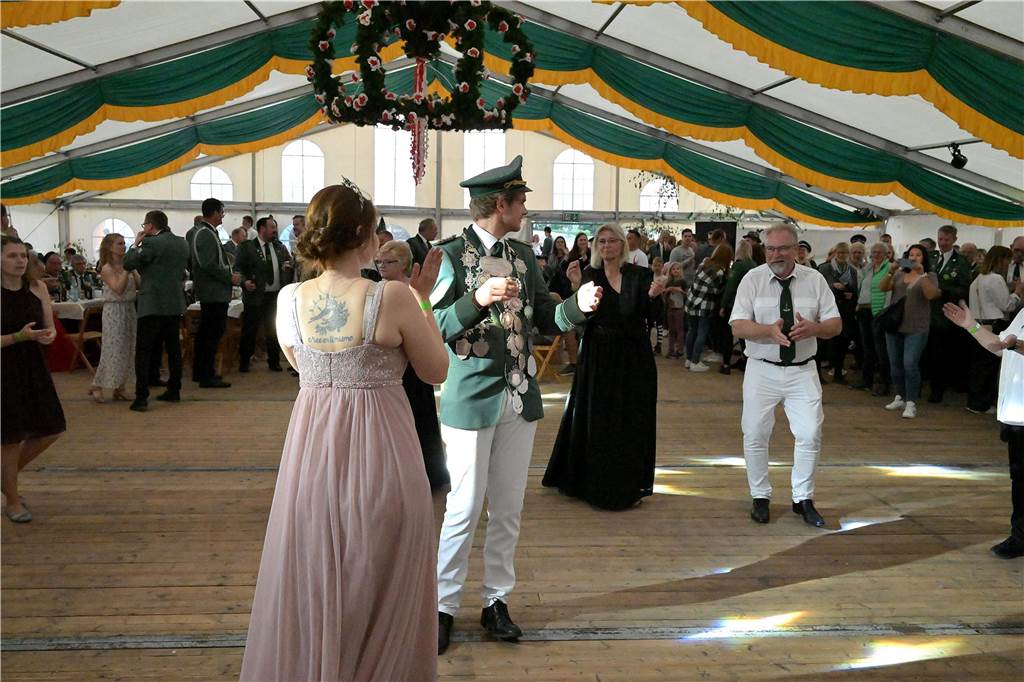 Der neue Schützenkönig und seine Frau stehen auf der Tanzfläche. 