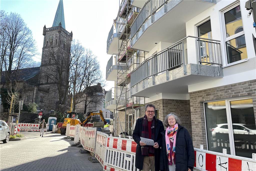 Katharina Hinterberg berät ab sofort Interessenten für Seniorenwohnsitz Investor Lothar Heinze und Mitarbeiterin Katharina Hinterberg vor dem neuen Seniorenwohnsitz