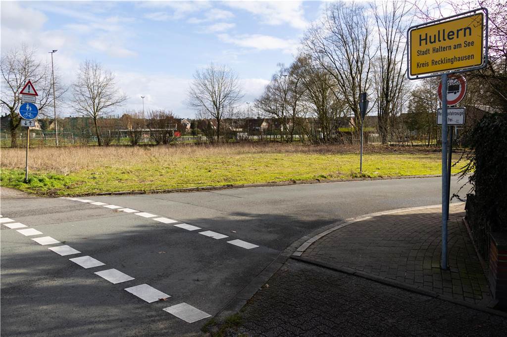 Stadt plant nach Sythen den zweiten Neubau für die Feuerwehr Der neue Standort für das Feuerwehrgebäude in Hullern soll das freie Grundstück auf der Schulstraße zwischen Kindergarten St. Andreas und B58 (Hullerner Straße) werden.