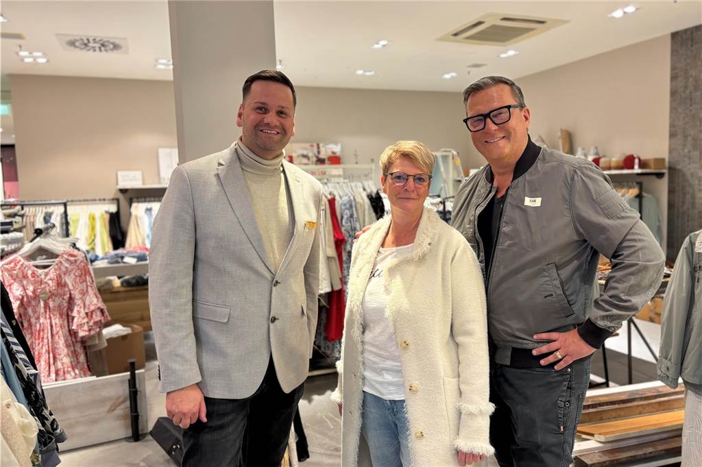 „Riesiger Fashionbereich entsteht hier“: Neuer Mieter in Thier-Galerie Der neue Store von "Lieblingsplatz" eröffnet am Samstag für die Kunden in der ersten Etage. Thier-Galerie-Manager Torben Seifert, Store-Managerin Kirstin Owieszek und Lieblingsplatz-Geschäftsführer Thomas Kronefeld freuen sich über den Umzug.