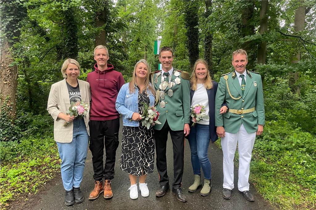 Mike Bonenkamp ist der neue König in Ellewick-Crosewick Der neue Thron in Ellewick-Crosewick besteht aus: Ramona Wielers, Dirk Wielers, Eva Gebing (Königin), Mike Bonenkamp (König), Sandra Eichholz und Lars Gebing (von links).
