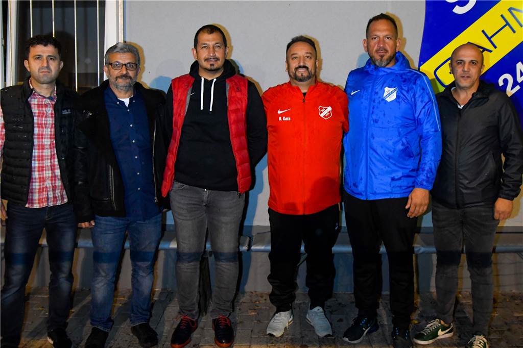 Er hat kürzlich noch einen Dortmunder Topklub trainiert: SG Gahmen stellt neuen Coach vor Der neue Trainer der SG Gahmen - Bülent Kara (3.v.r.) - inmitten seiner neuen Kollegen.