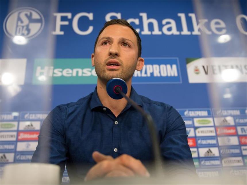 Auftakt für Tedesco: Schalke startet die Vorbereitung Der neue Trainer des FC Schalke 04, Domenico Tedesco, nimmt seine Arbeit auf dem Platz auf.