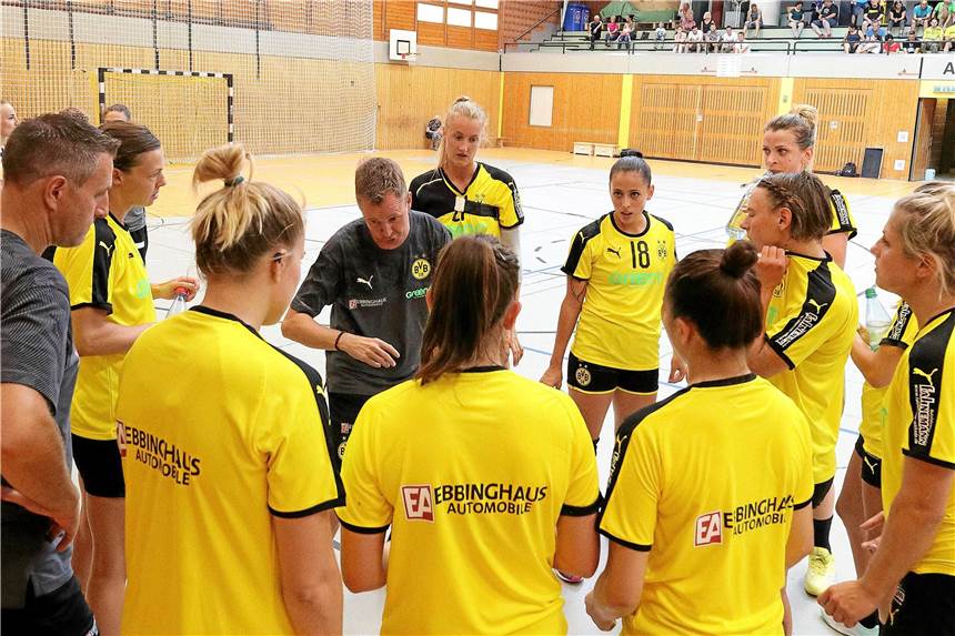 BVB-Handballfrauen spielen gegen die Zeit: So ist der Stand der Saisonvorbereitung Der neue Trainer im Kreise der neuformierten Borussen-Mannschaft: André Fuhr leitet seit zwei Wochen die Geschicke beim BVB.
