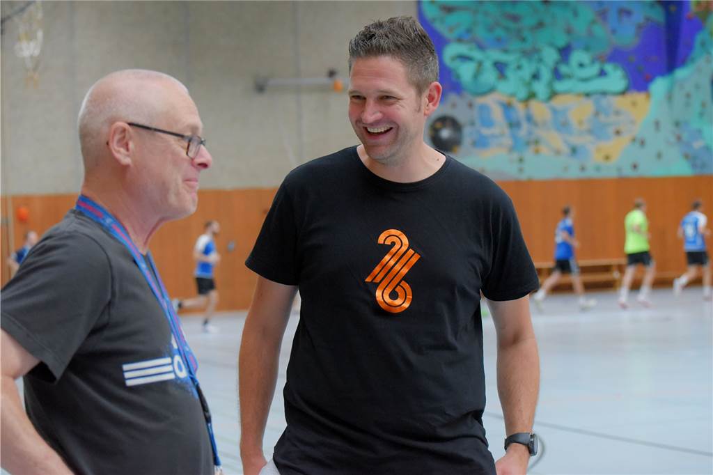 HVE Villigst-Ergste: Neue Liga, neuer Trainer und ein bewährtes Team Der neue Trainer scheint bei der HVE Villigst-Ergste schon angekommen zu sein: Tobias Genau (re.) am Rande des Trainings mit Betreuer Jürgen Otte.