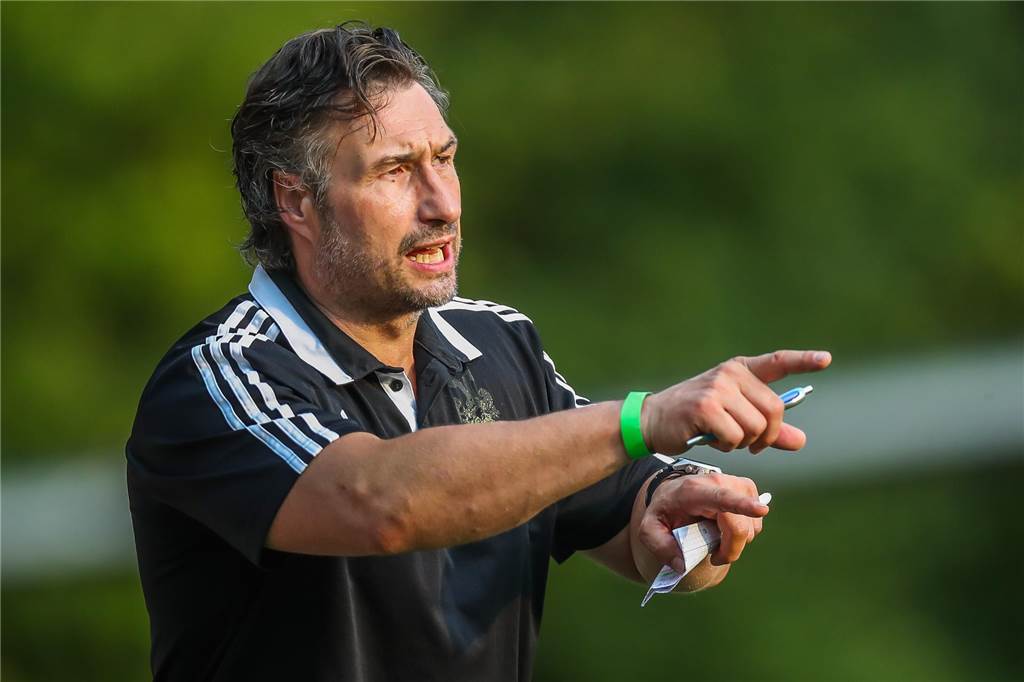 Alexander Klur und Westhofen sind sich einig: Thomas Gerner coacht an der Seitenlinie.