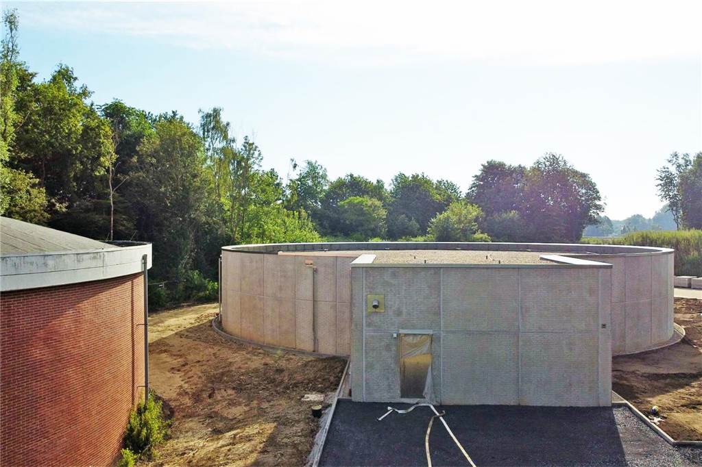 Der neue Trinkwasserspeicher in Hundewick. Links ist der alte Speicher zu sehen, der genauso wie der neue Speicher 3000 Kubikmeter Wasser fasst.