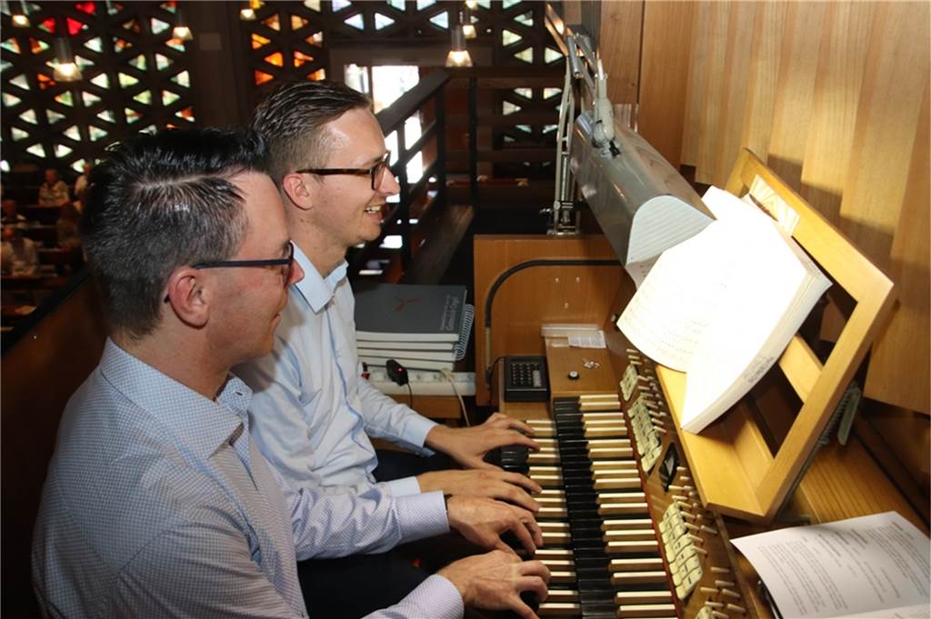 Nach langer Suche hat die Kirchengemeinde St. Mauritius endlich einen neuen Kirchenmusiker Der neue und der alte Kirchenmusiker an der Südkrichener Orgel: Markus Reidegeld (vorne) hat die Stelle von Tobias Leschke übernommen.