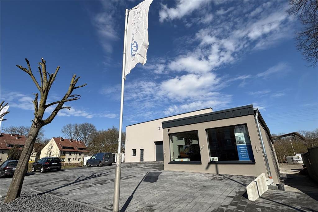 Fachbetrieb „Ecotherm“ zieht von Mengede nach Huckarde und expandiert Ecotherm-Gebäude mit Parkplatz an der Huckarder Straße in Dortmund.