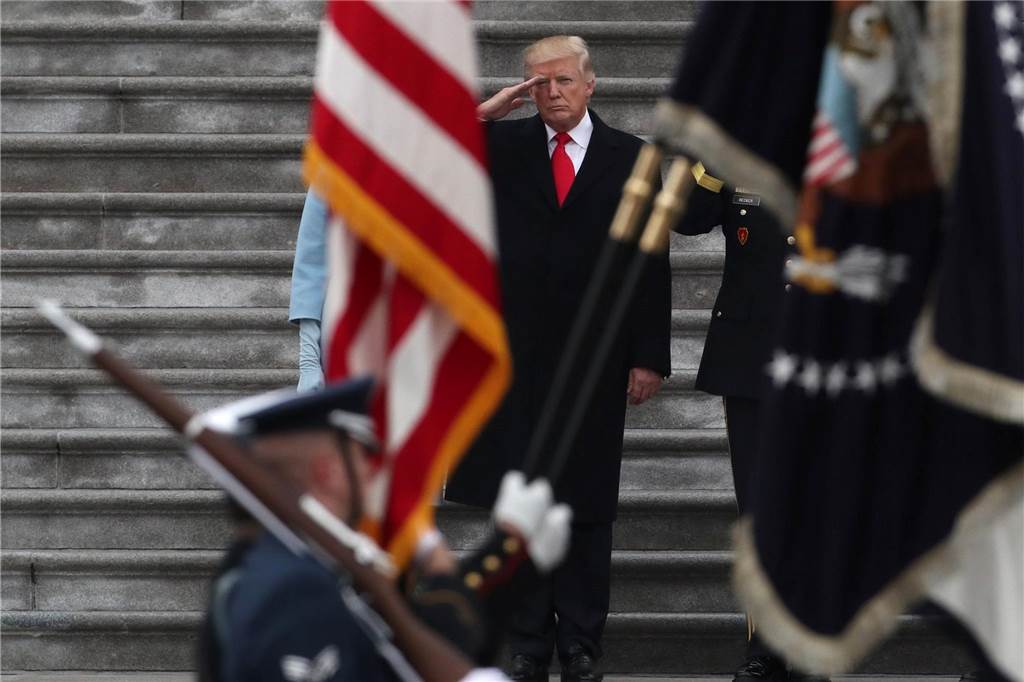 Donald Trump - Amtseinführung am Montag: So läuft der Tag des US-Präsidenten ab Der neue US-Präsident Donald Trump salutiert einer militärischen Ehrengarde während seiner Amtseinführung am 20.01.2017 von den Stufen des Kapitols in Washington (USA).