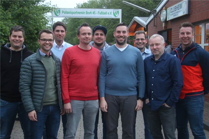 PSV Bork bekommt ein junges Vorstandsduo: Marcel Michl und Benedikt Sträter übernehmen Der neue Vorstand (v.l.): Martin van de Loo (Beisitzer), Tobias Böcker (Kassierer), Michael Unterste-Wilms (stellvertretender Kassierer/Projektmanager), Benedikt Sträter (stellvertretender Vorsitzender), Christian Paechnatz (Eventmanager), Marcel Michl (Vorsitzender), Andreas vom Hofe (Beisitzer), Dietmar De Sacco (Geschäftsführer) und Julien Köppeler (stellvertretender Geschäftsführer)