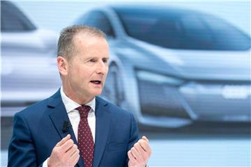 Der neue VW-Chef Herbert Diess spricht in Wolfsburg. Foto: Hauke-Christian Dittrich