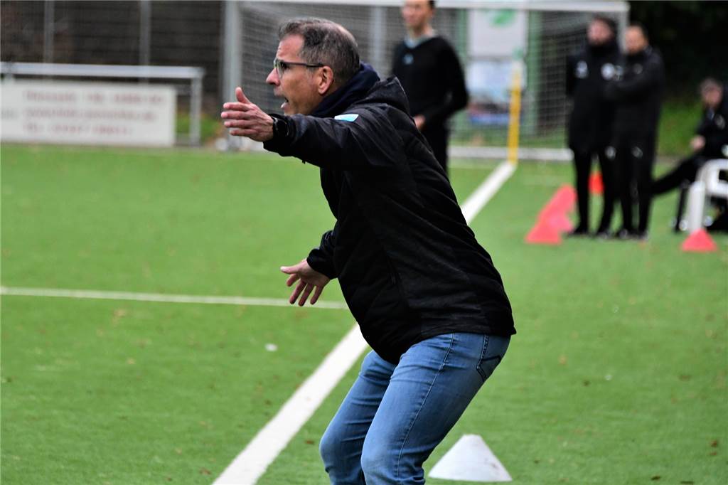 Beim TuS Hordel : Wacker Obercastrop bringt keine Geschenke für Ex-Coach Uzunoglu mit Der neue Wacker-Trainer Toni Molina sammelte die Punkte fünf, sechs und sieben ein, die die Obercastroper seit seinem Amtsantritt verbuchen konnten.