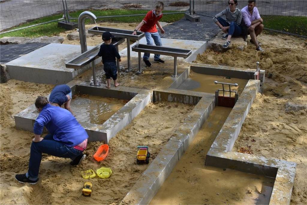 Viele Baustellen: Stadtumbau Dorsten biegt auf die Zielgeraden ein Der neue Wasserspielplatz im Bürgerpark Maria Lindenhof wird angenommen.