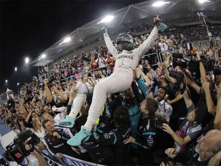 Rosberg am Ziel: Detailversessener Selbstoptimierer Der neue Weltmeister nimmt ein Bad in der Menge. Foto: Valdrin Xhemaj