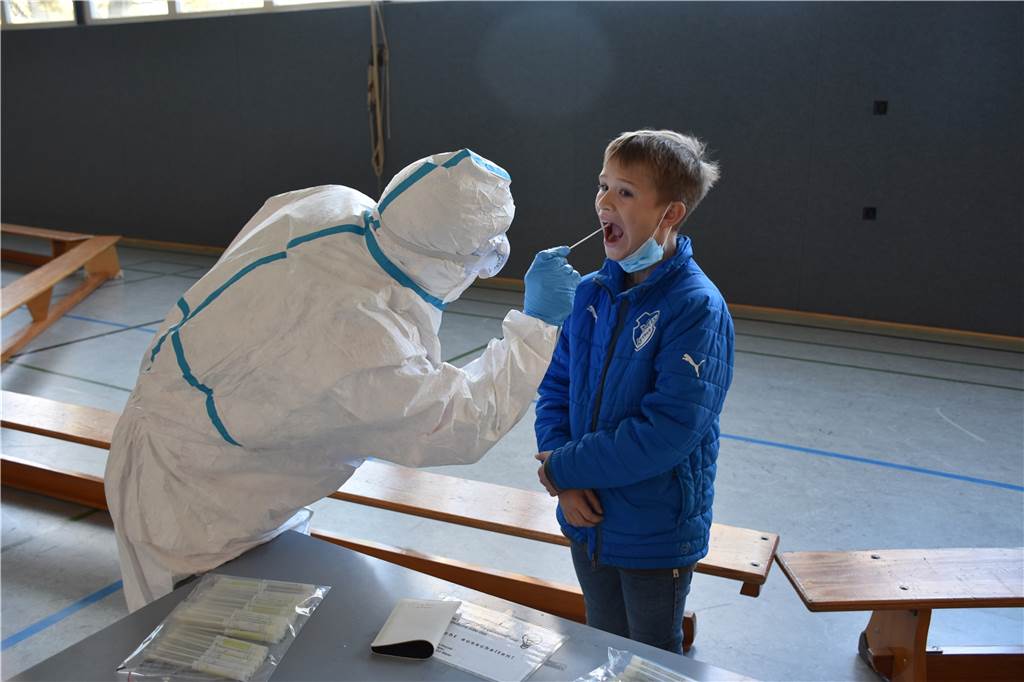Unsere markantesten Bilder aus 365 Tagen Pandemie in Castrop-Rauxel Emil bei seinem ersten Corona-Test. Nachdem sich ein Schüler der Lindenschule infiziert hatte, wurden 36 Viertklässler getestet.