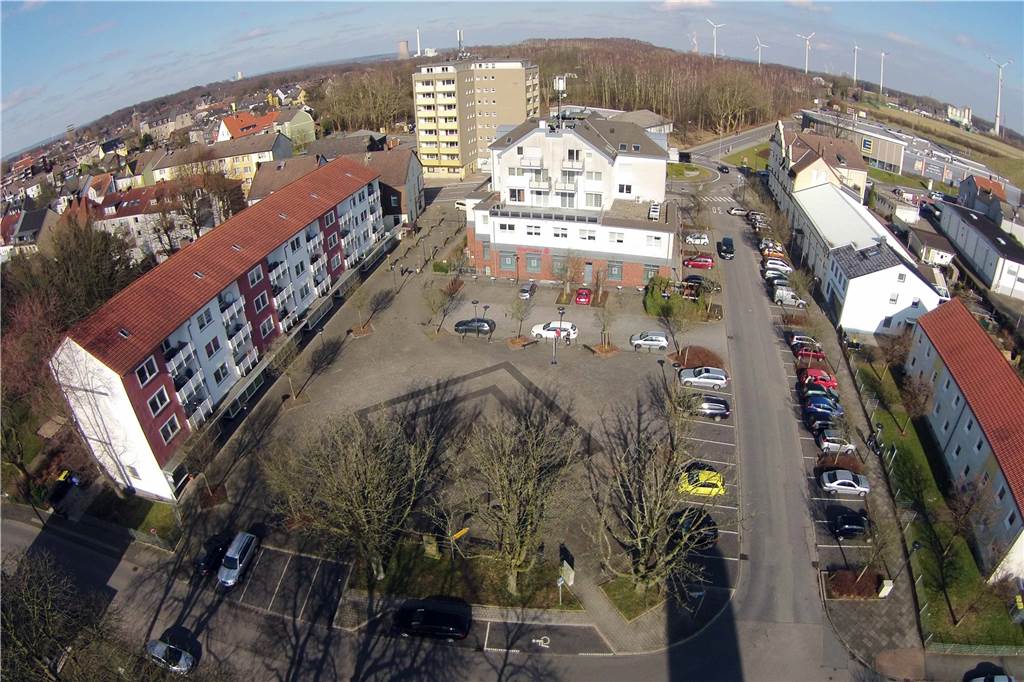 Schwerin: Ein Stadtteil mit großem Zusammenhalt, aber wenigen Angeboten für Jugendliche Der Neuroder Platz auf Schwerin ist noch immer der Mittelpunkt des Stadtteils.