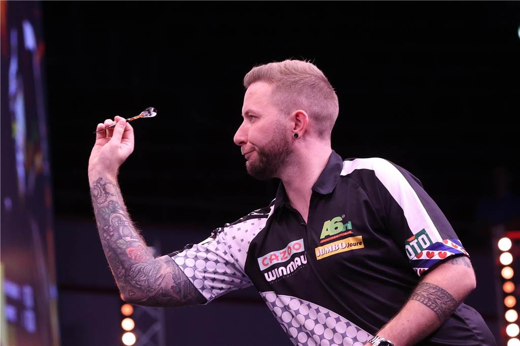 Der Niederländer Danny Noppert wirft einen Pfeil auf das Dart Board. Er schied im Viertelfinale aus.