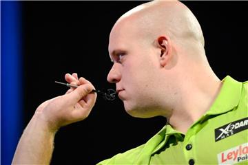 Der Niederländer Michael van Gerwen steht als Sieger der Hauptrunde der Darts-Premier-League fest. Foto: Thomas Eisenhuth