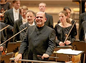 Der niederländische Dirigent Jaap van Zweden lässt sich beim Schlussapplaus im Mai 2013 in der Berliner Philharmonie feiern. 