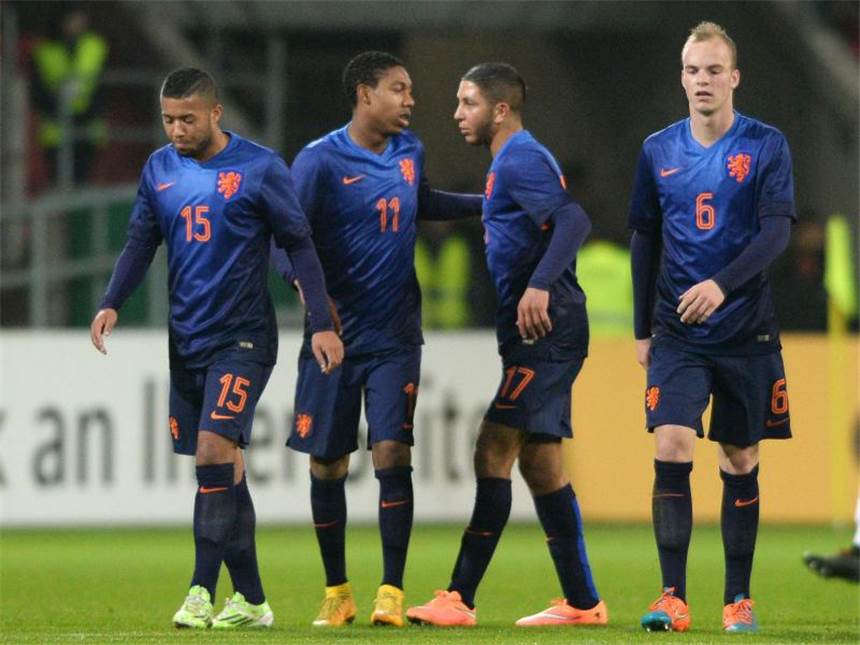 EM-Test bestanden: U 21 besiegt Niederlande 3:1 Der niederländische Jubel über den Treffer zum 1:3 fällt verhalten aus. Foto: Armin Weigel