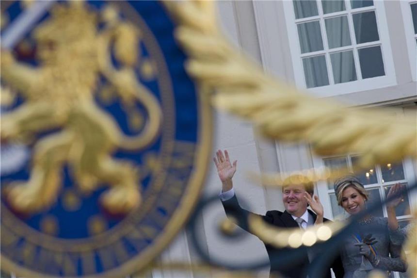 Niederländischer König erinnert an Orkanopfer in Karibik Der niederländische König Willem-Alexander (l) und seine Frau Königin Máxima winken in Den Haag vom Balkon des königlichen Palasts Noordeinde. Foto: Peter Dejong