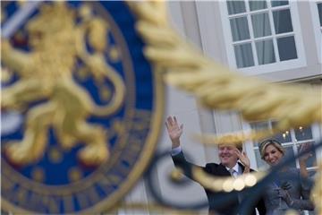 Der niederländische König Willem-Alexander (l) und seine Frau Königin Máxima winken in Den Haag vom Balkon des königlichen Palasts Noordeinde. Foto: Peter Dejong