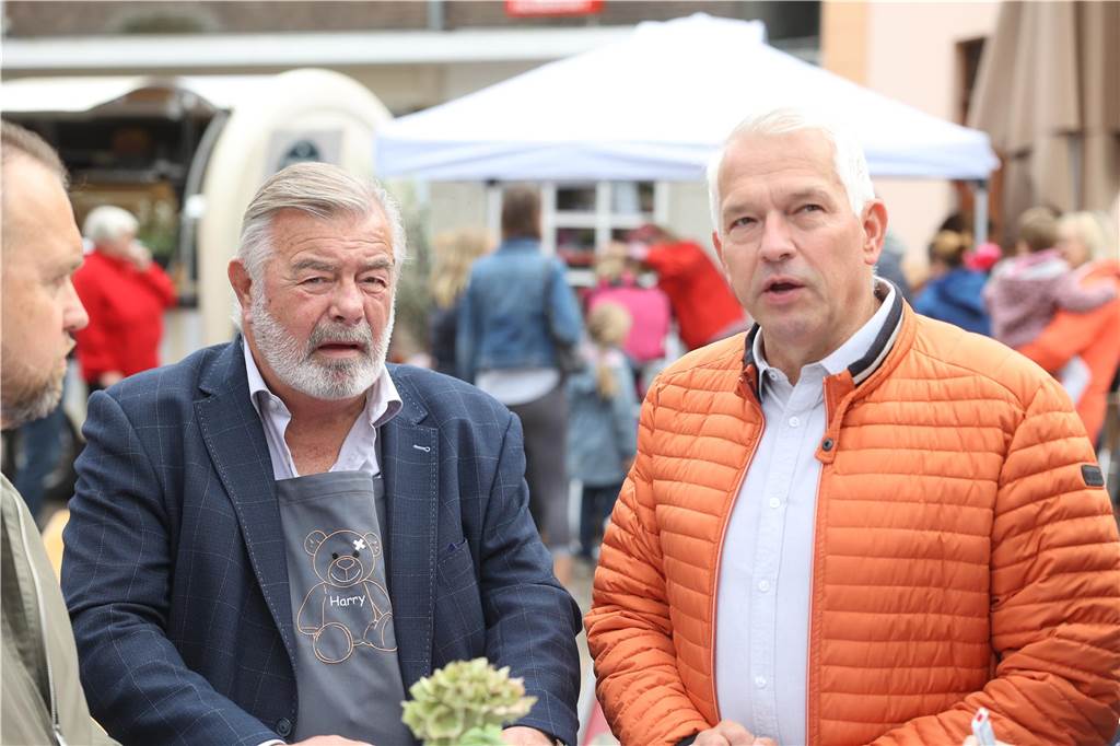 Der niederländische Moderator Harry Wijnvoord (l.) im Gespräche mit Bürgermeister Wilhelm Sendermann.