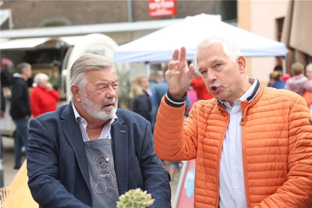 Der niederländische Moderator Harry Wijnvoord (l.) im Gespräche mit Bürgermeister Wilhelm Sendermann.