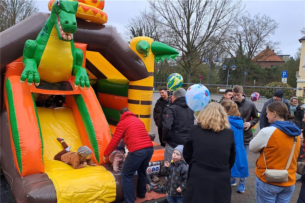 Erster Kindertag in Schermbeck: „Das ruft nach Wiederholung“ Der Nieselregen sorgte leider dafür, dass die Hüpfburg vor dem Rathaus am Samstag nicht oft genutzt werden konnte.
