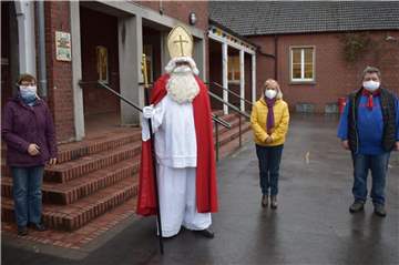 Der Nikolaus kam mit Begleitern des Heimatvereins Sythen zum Überraschungsbesuch in die Grundschule.