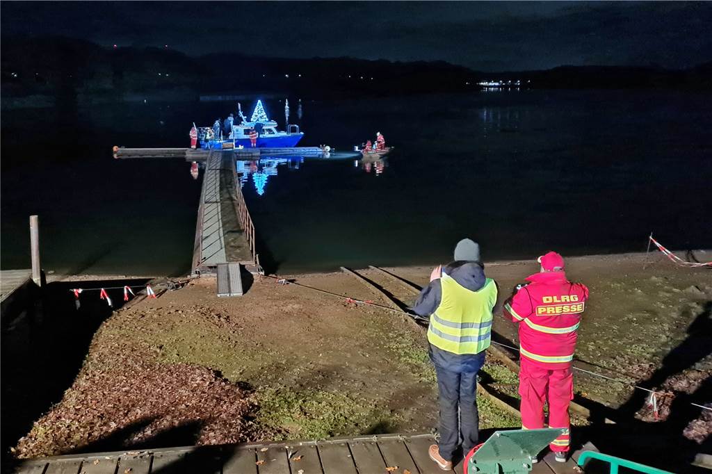Der Nikolaus kam mit einem beleuchteten Boot über den See nach Haltern