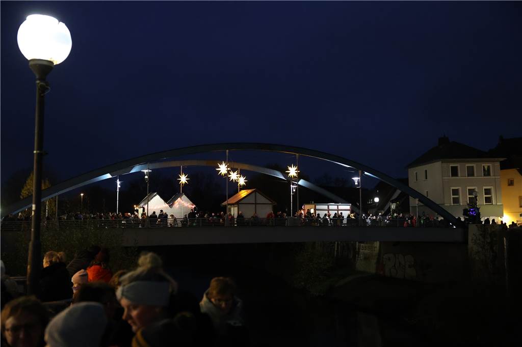 Viele Fotos vom Niklaus-Besuch in Lünen: Ankunft mit dem Schiff und Fahrt mit der Kutsche Der Nikolaus kam mit einem Schiff über die Lippe nach Lünen.