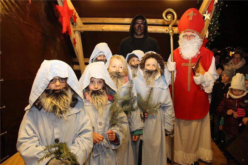 Knecht Ruprecht konnte auf die Rute verzichten Der Nikolaus, Knecht Ruprecht und seine sechs Zwerge begrüßten am Donnerstagabend zahlreiche Kinder auf dem Adventsmarkt.