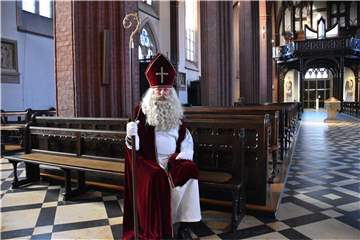 Der Nikolaus macht darauf aufmerksam, dass man noch Gutscheine für die beliebten Nikolaustüten erwerben kann.