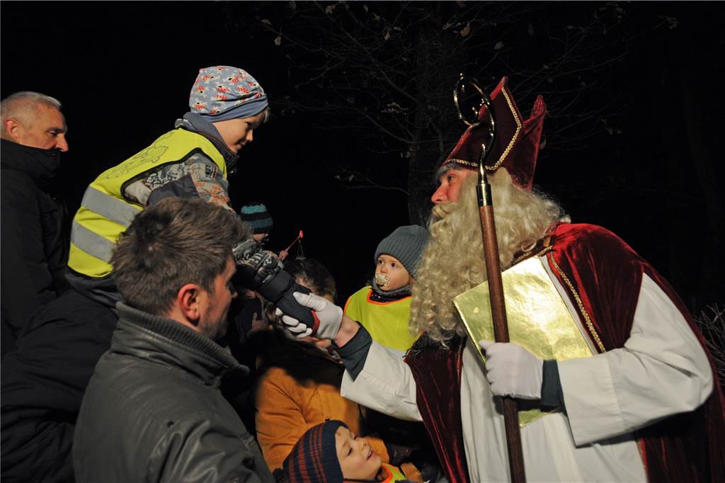 Der Nikolaus begrüßte die Kinder