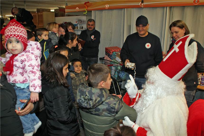 DRK-Aktion „Teilen“: Kinder beschenken Kinder Der Nikolaus schaute in der DRK-Kleiderkammer in der Mersch vorbei und beschenkte die Kinder.